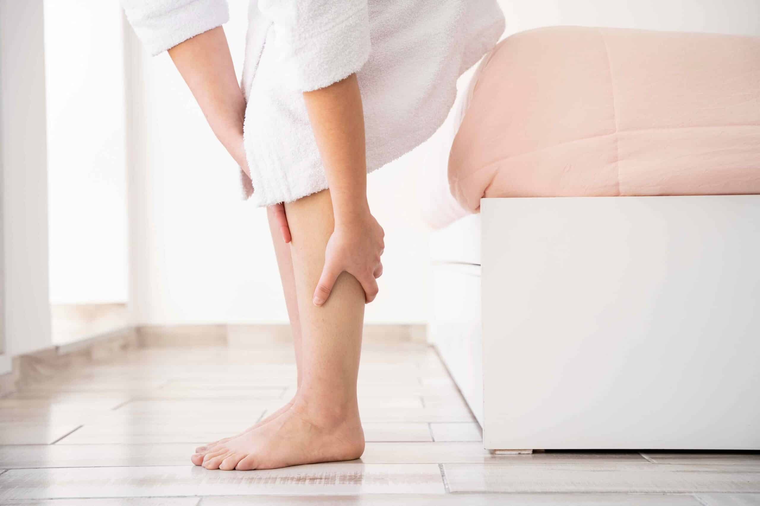 Jambes lourdes et varicosités : l’effet de la chaleur sur les veines